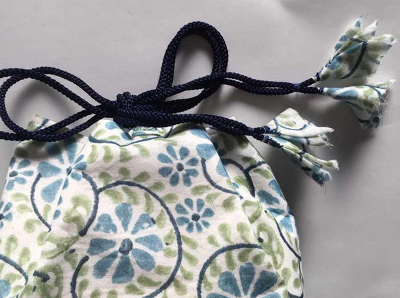 かご巾着 インドブロックプリント ブルーの花 4枚目の画像