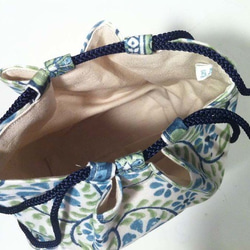 かご巾着 インドブロックプリント ブルーの花 7枚目の画像