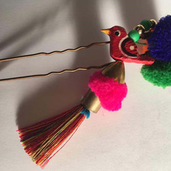 インドから小鳥とポンポンの簪 1枚目の画像