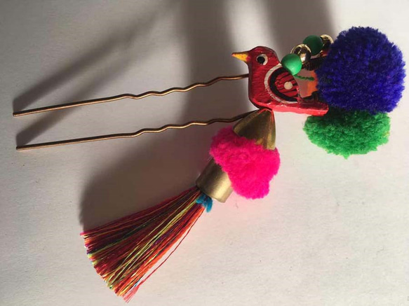 インドから小鳥とポンポンの簪 1枚目の画像