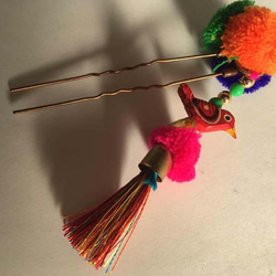 インドから小鳥とポンポンの簪 2枚目の画像