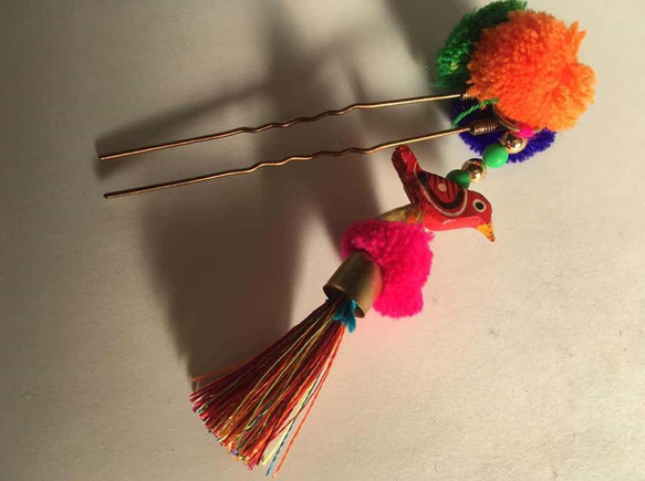 インドから小鳥とポンポンの簪 2枚目の画像