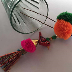 インドから小鳥とポンポンの簪 3枚目の画像