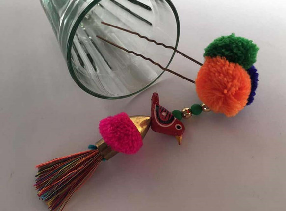 インドから小鳥とポンポンの簪 3枚目の画像