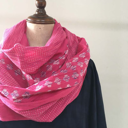 インドコットンのストール　鮮やかピンクに花柄・刺し子ステッチ織り 1枚目の画像