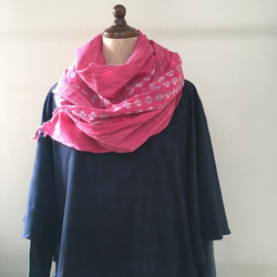 インドコットンのストール　鮮やかピンクに花柄・刺し子ステッチ織り 2枚目の画像