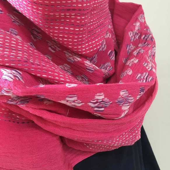 インドコットンのストール　鮮やかピンクに花柄・刺し子ステッチ織り 3枚目の画像