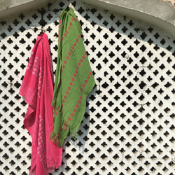 インドコットンのストール　鮮やかピンクに花柄・刺し子ステッチ織り 6枚目の画像