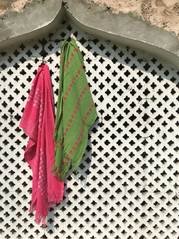 インドコットンのストール　鮮やかピンクに花柄・刺し子ステッチ織り 6枚目の画像