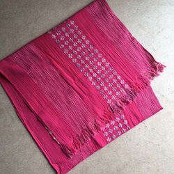 インドコットンのストール　鮮やかピンクに花柄・刺し子ステッチ織り 4枚目の画像