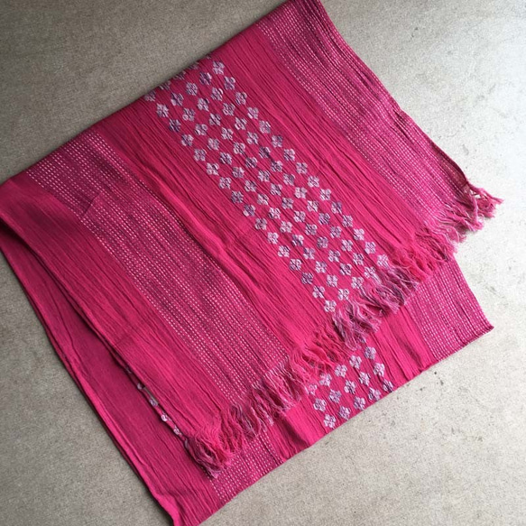 インドコットンのストール　鮮やかピンクに花柄・刺し子ステッチ織り 4枚目の画像