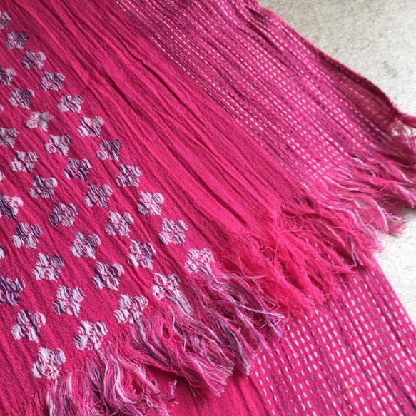 インドコットンのストール　鮮やかピンクに花柄・刺し子ステッチ織り 5枚目の画像