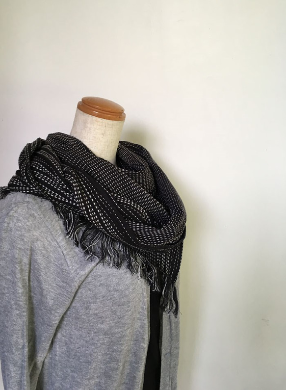 インドコットンのストール　刺し子のようなストライプジャガード　ブラック 2枚目の画像