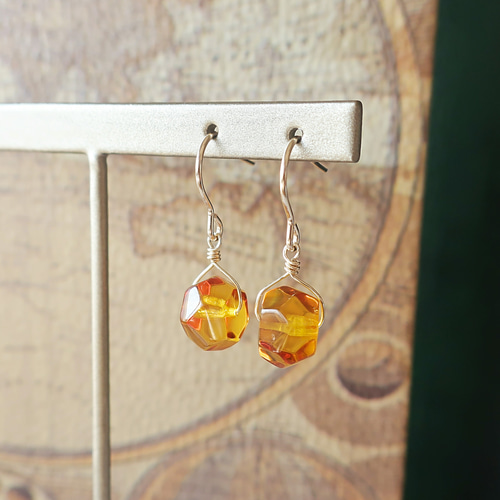 ◇14kgf ピアス～バルティックアンバー【琥珀】タンブルカット ピアス