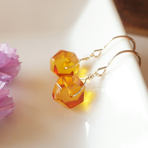 ◇14kgf ピアス～バルティックアンバー【琥珀】タンブルカット ピアス