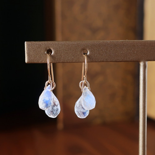 ◇14kgfピアス～レインボームーンストーン宝石質AAAドロップカット4石  