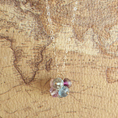 天然石ネックレス、ホワイトフラワー彫り、ジェイドと蛍石等 ✨花の金曜セール✨ 天然石ネックレス、ホワイトフラワー