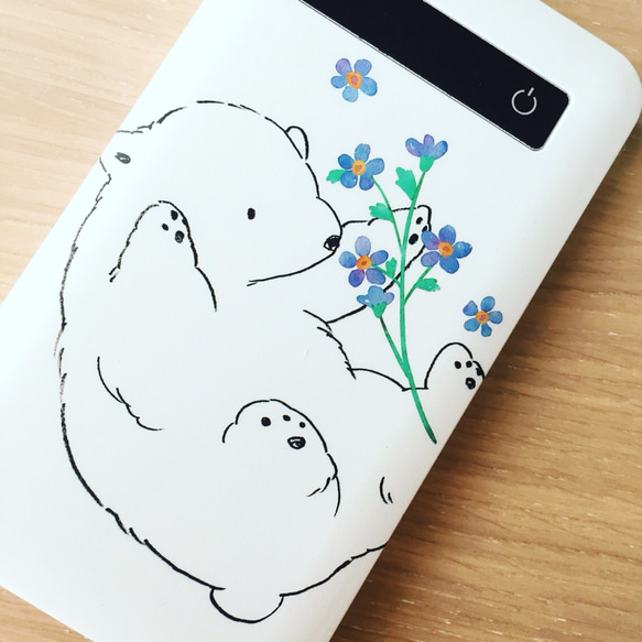 【送料無料】シロクマとお花のモバイルバッテリー 2枚目の画像
