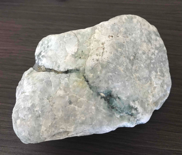 あわ貴石ギャラリーの美しい阿波薄緑（琅玕）入り原石！ 天然石 ひとみ