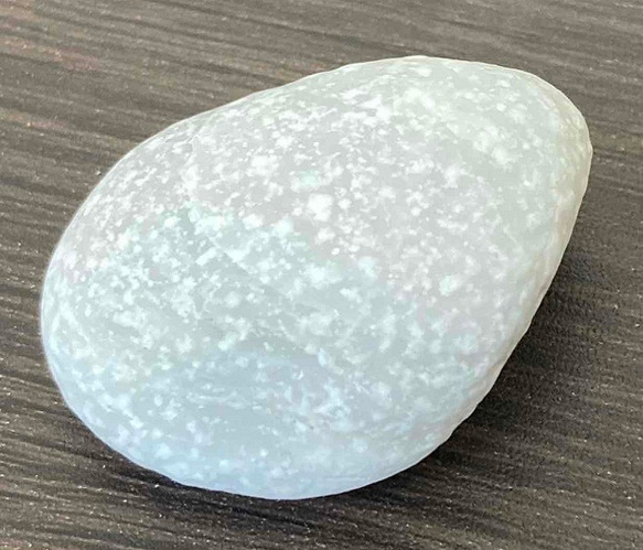 阿波　翡翠勾玉　　　　　　　☆14,000円☆ 特価22万円！凸凹穴が少ない高品質「阿波隕石」の美しい原石！（阿波