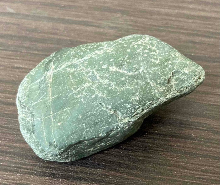 白馬産ネフライト原石(軟玉翡翠)4610g あわ貴石ギャラリーの美しい阿波軟玉翡翠（ネフライト）原石！ 天然石