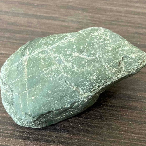 SALE軟玉翡翠ネフライト原石35g 喋る にぎり石 糸魚川