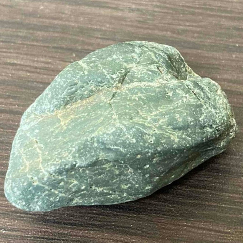 あわ貴石ギャラリーの美しい阿波軟玉翡翠（ネフライト）原石！ 天然石
