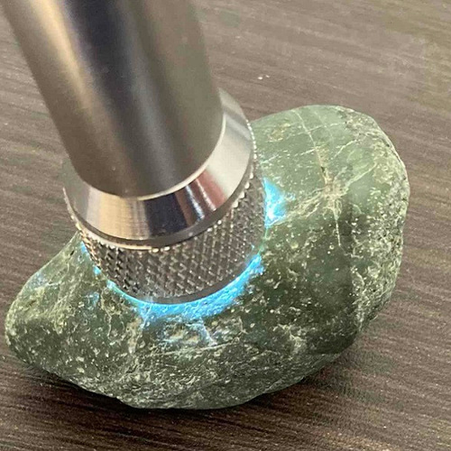 あわ貴石ギャラリーの美しい阿波軟玉翡翠（ネフライト）原石！ 天然石