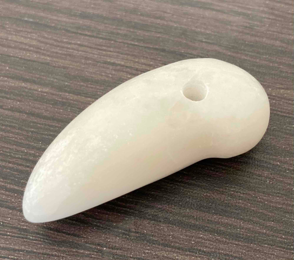 ハート型勾玉作家「翡翠屋伝次郎」が、創作したの白翡翠系勾玉！