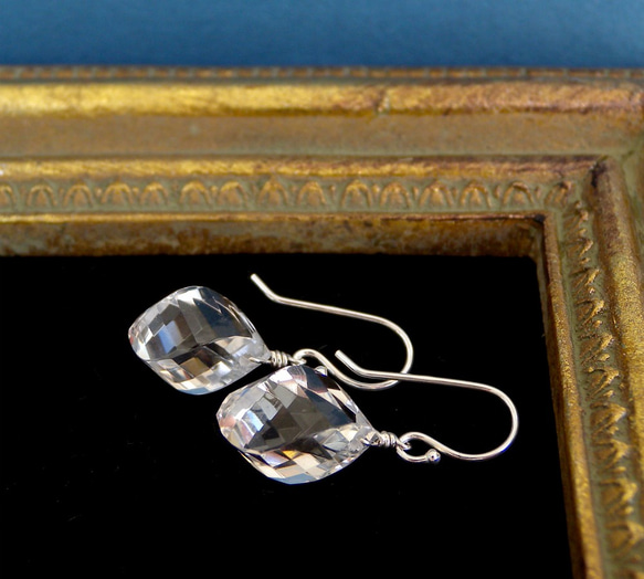 SV925 宝石質ツイストクリスタルの１粒ピアス 3枚目の画像