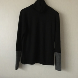 ふんわりウール手袋付き長袖タートルカットソー　黒×杢グレーＦ 1枚目の画像