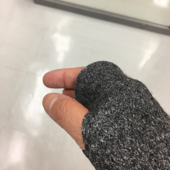ふんわりウール手袋付き長袖タートルカットソー　黒×杢グレーＦ 4枚目の画像