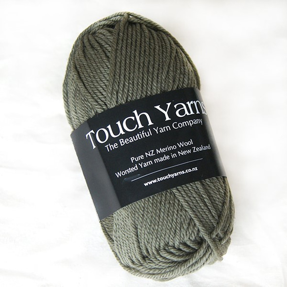 ニュージーランドメリノウール100％　並太8ply　50ｇ玉　olive 1枚目の画像