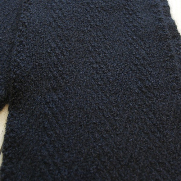 ヘリンボン模様のマフラー　ポッサム・メリノ・シルク毛糸　チャコールグレー 2枚目の画像