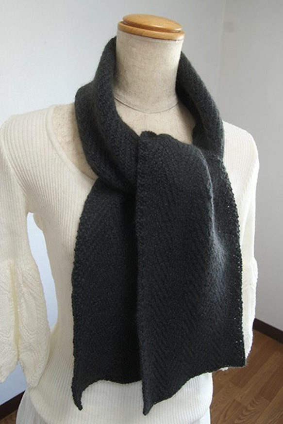 ヘリンボン模様のマフラー　ポッサム・メリノ・シルク毛糸　チャコールグレー 4枚目の画像