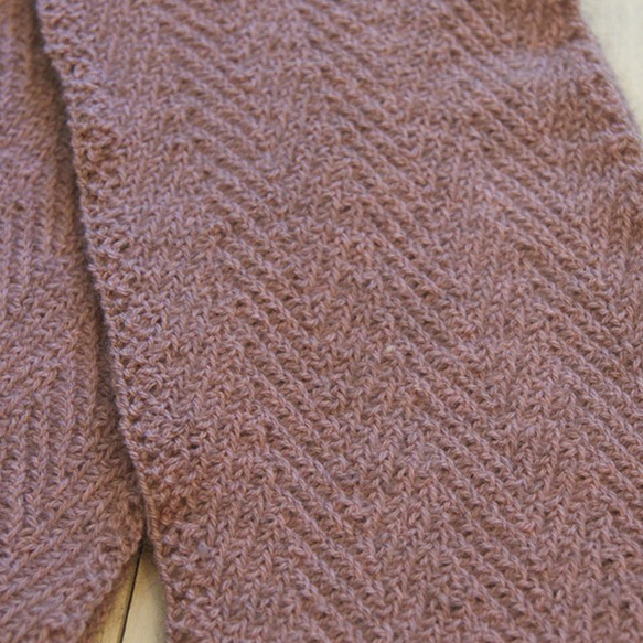 ヘリンボン模様のマフラー　ポッサム・メリノ・シルク毛糸　ピオニーピンク 3枚目の画像