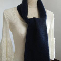 ヘリンボン模様のマフラー　ポッサム・メリノ・シルク毛糸　ネイビー 4枚目の画像