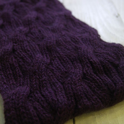 リバーシブルなわ編みのスヌード　ポッサム・メリノ・シルク毛糸　手染め　プラム 2枚目の画像