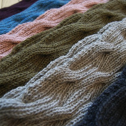 リバーシブルなわ編みのスヌード　ポッサム・メリノ・シルク毛糸　手染め　プラム 5枚目の画像