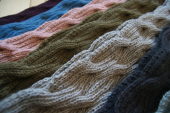 リバーシブルなわ編みのスヌード　ポッサム・メリノ・シルク毛糸　手染め　プラム 5枚目の画像