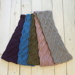 リバーシブルなわ編みのスヌード　ポッサム・メリノ・シルク毛糸　手染め　プラム 6枚目の画像
