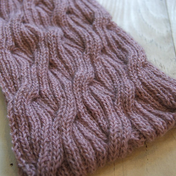 リバーシブルなわ編みのスヌード　ポッサム・メリノ・シルク毛糸　ピオニーピンク 2枚目の画像