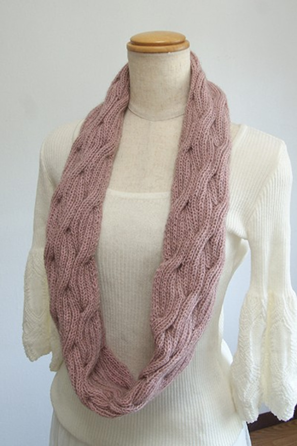 リバーシブルなわ編みのスヌード　ポッサム・メリノ・シルク毛糸　ピオニーピンク 3枚目の画像