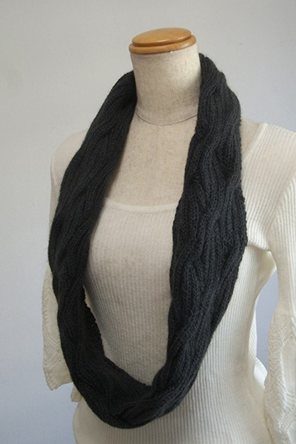 リバーシブルなわ編みのスヌード　ポッサム・メリノ・シルク毛糸　チャコールグレー 4枚目の画像