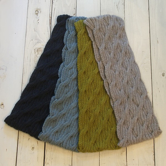 リバーシブルなわ編みのスヌード　ポッサム・メリノ・シルク毛糸　チャコールグレー 5枚目の画像