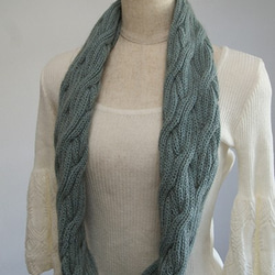 リバーシブルなわ編みのスヌード（B品）　ポッサム・メリノ・シルク毛糸　ダックエッグブルー 4枚目の画像
