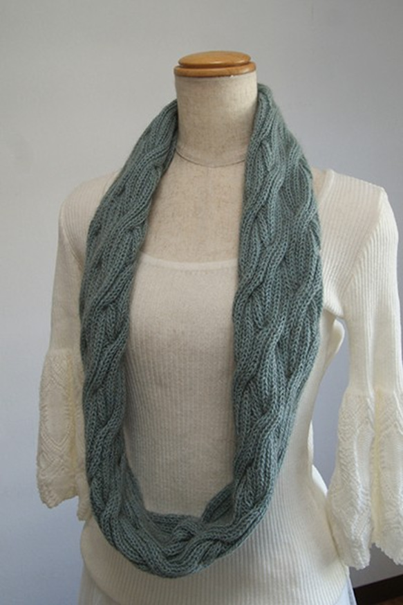 リバーシブルなわ編みのスヌード（B品）　ポッサム・メリノ・シルク毛糸　ダックエッグブルー 4枚目の画像