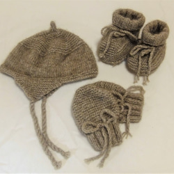 NZポッサム・メリノ・シルク　ベビー用品3点セット（帽子＆ミトン＆ブ―ティ）0～3か月サイズ　ナチュラルベージュ 1枚目の画像