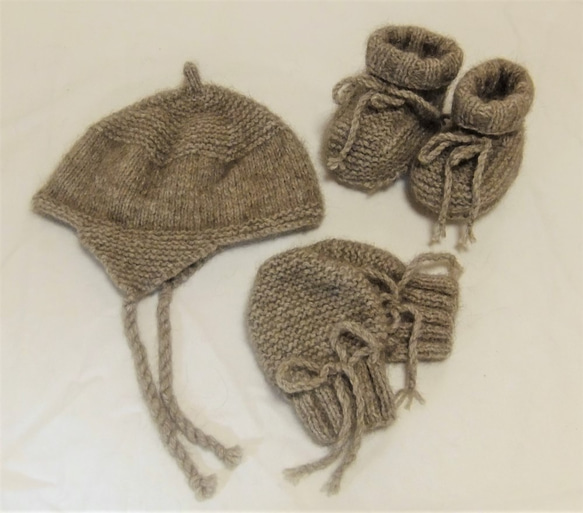 NZポッサム・メリノ・シルク　ベビー用品3点セット（帽子＆ミトン＆ブ―ティ）0～3か月サイズ　ナチュラルベージュ 1枚目の画像