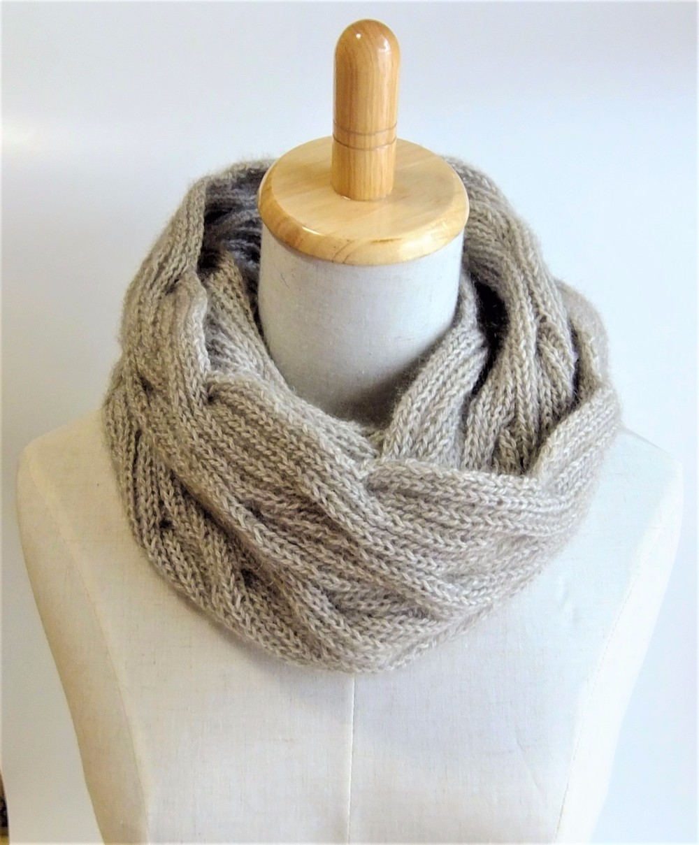 ☆受注製作☆　リバーシブルなわ編みのスヌード　ポッサム・メリノ毛糸　お好きな色で
